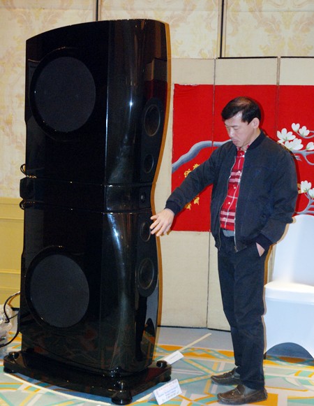 Bộ âm thanh bao gồm đôi loa Rockport Arrakis II (trị giá 5,88 tỷ), đầu CD hay nhất thế giới DCS Vivaldi (2,83 tỷ), âm li VTL Sieg Fried Series II Reference (1,57 tỷ) lần đầu tiên xuất hiện tại Việt Nam, tụ lọc nguồn (1,2 tỷ), đầu đĩa than VPI (500 triệu) cùng nhiều phụ kiện, dây nối đi kèm. Ảnh: Một trong 2 chiếc loa Rockport Arrakis II